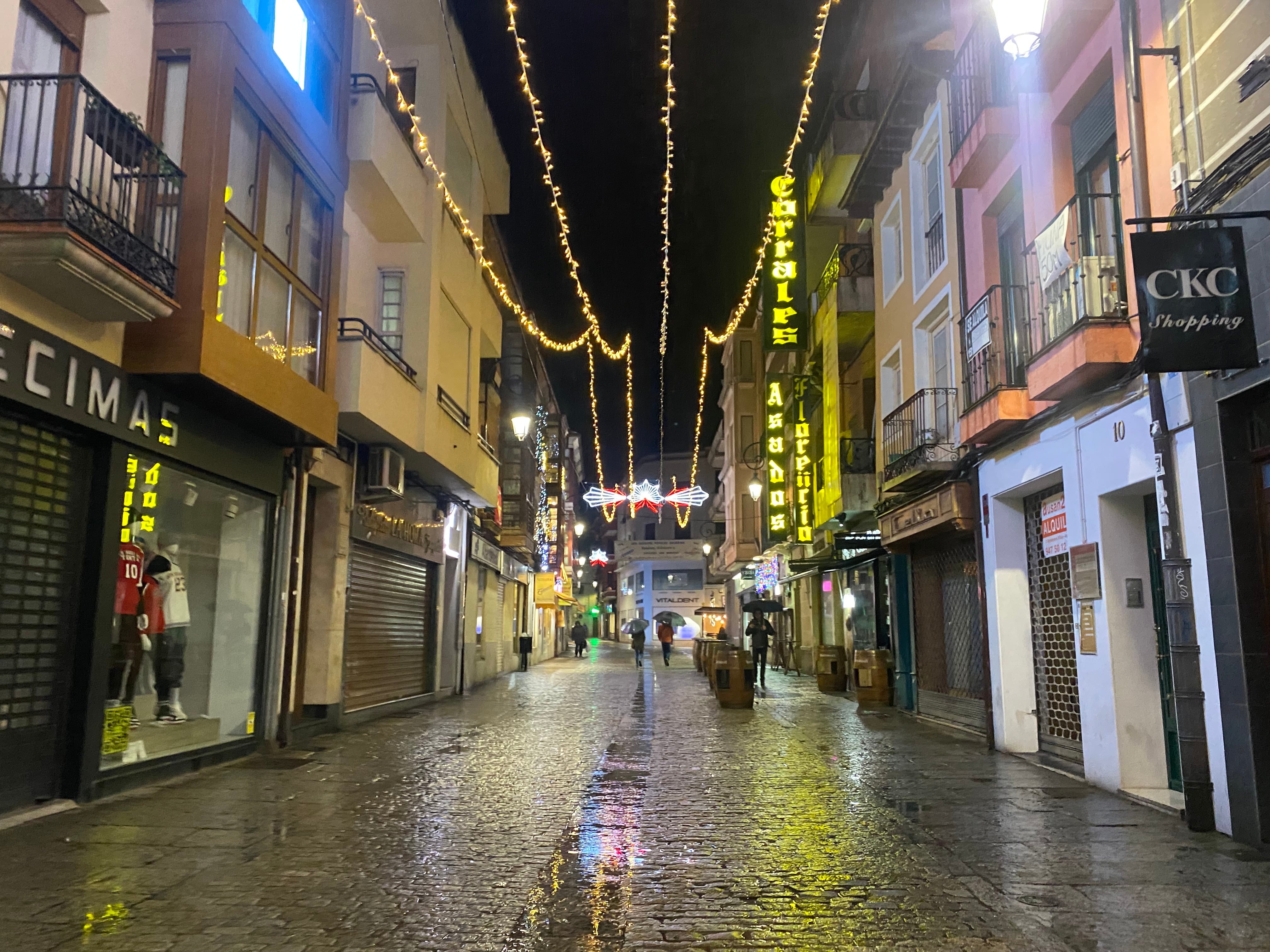 Calle Isilla, engalanada por Navidad