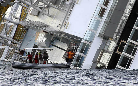 Los equipos de emergencias han rescatado con vida a dos personas.