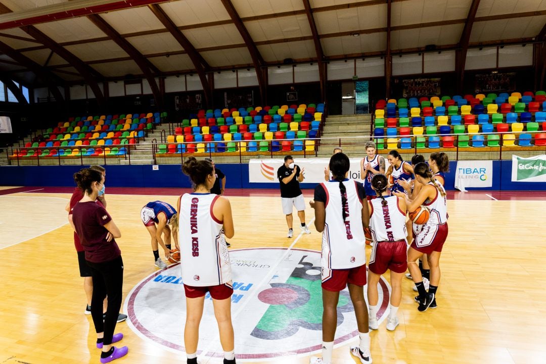 El equipo dirigido por Mario López, durante uno de los primeros entrenamientos de pretemporada en Maloste