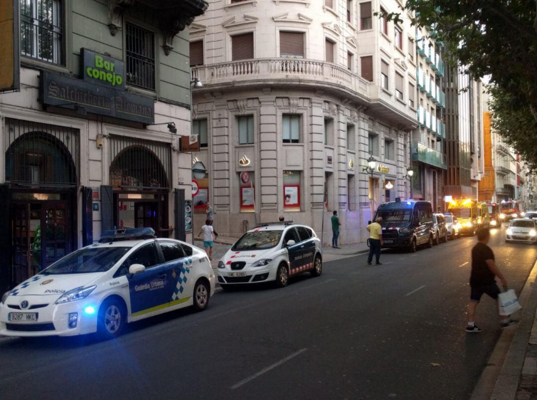 Situat en ple centre de la ciutat, a l'Avinguda Francesc Macià.