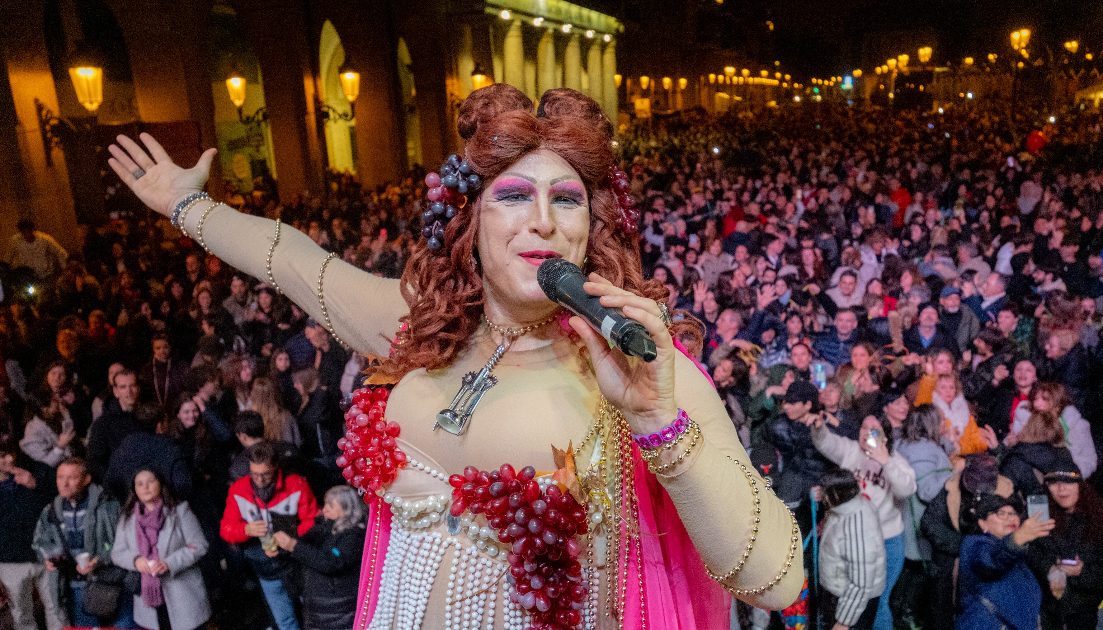 LOGROÑO, 20/12/2025.- La Reina de la pantaloneta ha sido la encargada de contar las camapanadas de la Nochevieja anticipada en El Espolón, siguiendo la tradición de tomar las uvas antes de fin de año, en una fiesta dirigida especialmente a estudiantes y abierta a todo el público. Una iniciativa que, al igual que en otras ciudades como Salamanca, acerca el ambiente de la Puerta del Sol este viernes a la capital riojana. EFE/Fernando Díaz