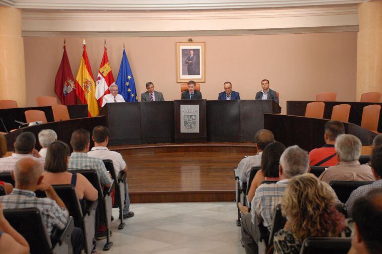 Alcaldes presentes en la jornada explicativa sobre el reparto de tributos en la Diputación.