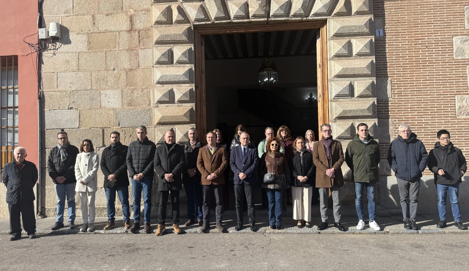 Autoridades políticas de Talavera acuden al minuto de silencio por las víctimas del accidente ferroviario de Adamuz (Córdoba)