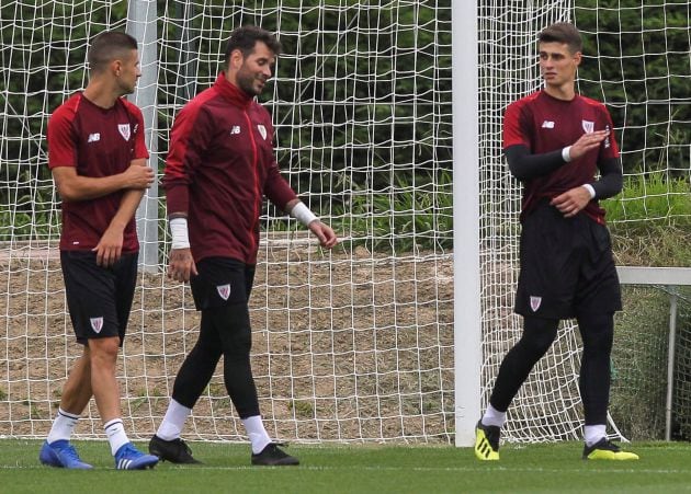 Los porteros Iago Herrrín (c), y Kepa Arrizabalaga (d), durante la sesión de entrenamiento que el Athletic Club de Bilbao ha celebrado hoy en sus instalaciones de Lezama.