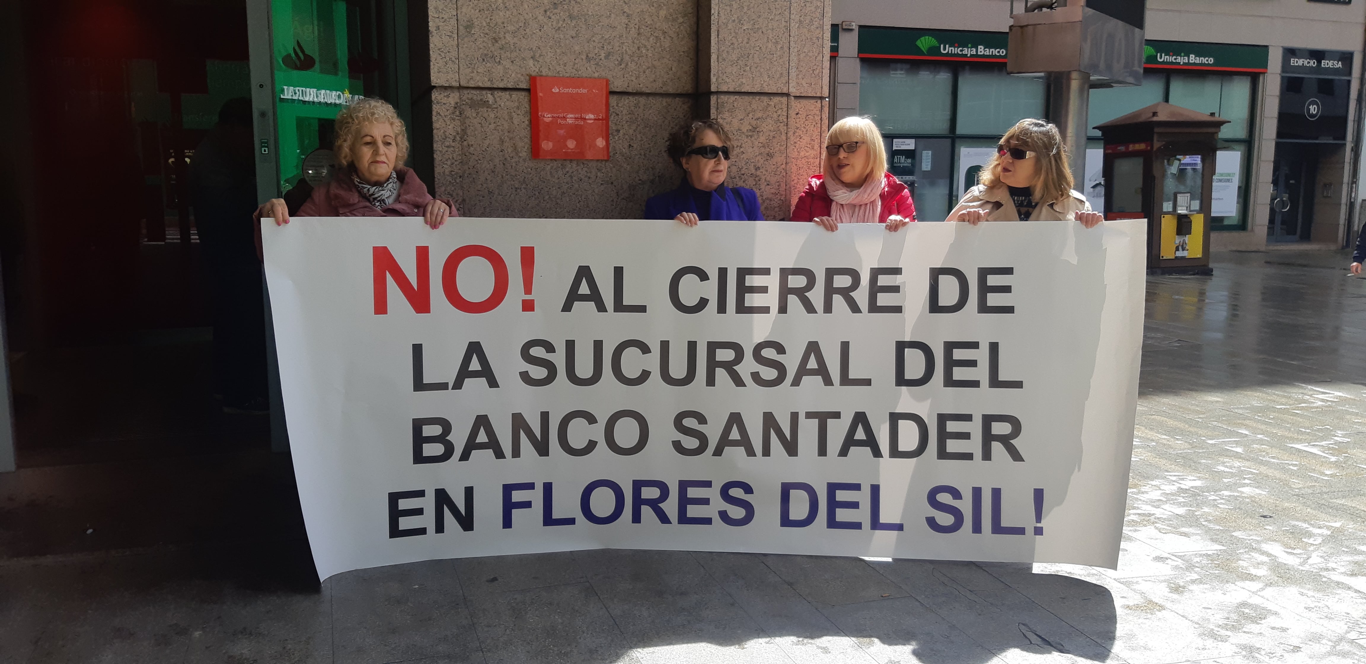 Vecinos de Flores del Sil manifestándose ante el cierre de la sucursal