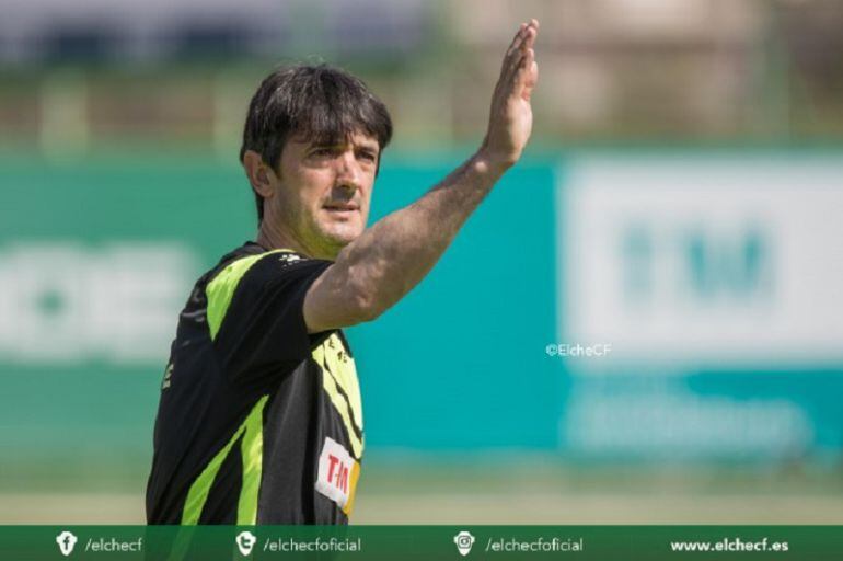 El técnico del Elche, Pacheta, durante un entrenamiento