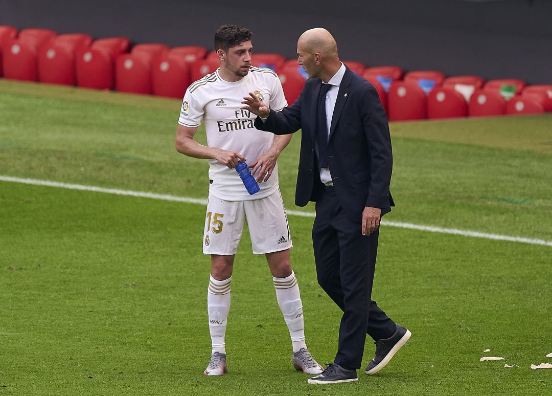 Zidane, entrenador del Real Madrid y Fede Valverde, centrocampista.