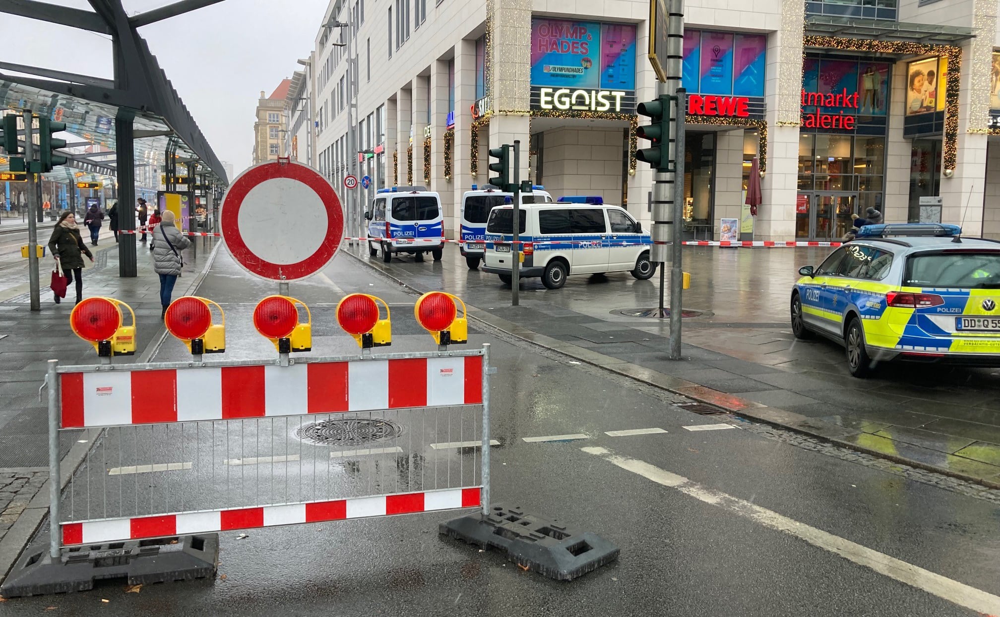 Dispositivo policial alrededor del centro comercial de Dresden en el que este domingo se ha producido un atraco con rehenes