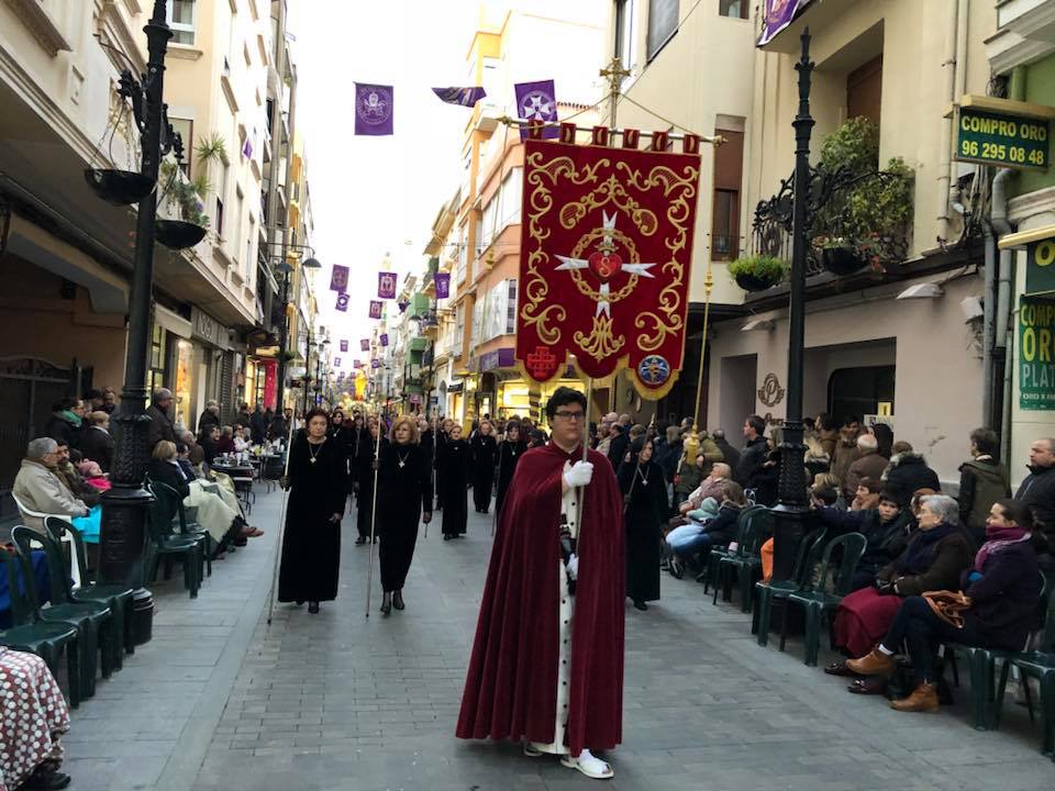 Cofrades y manolas de la Hermandad del Santísimo Cristo del Silencio.