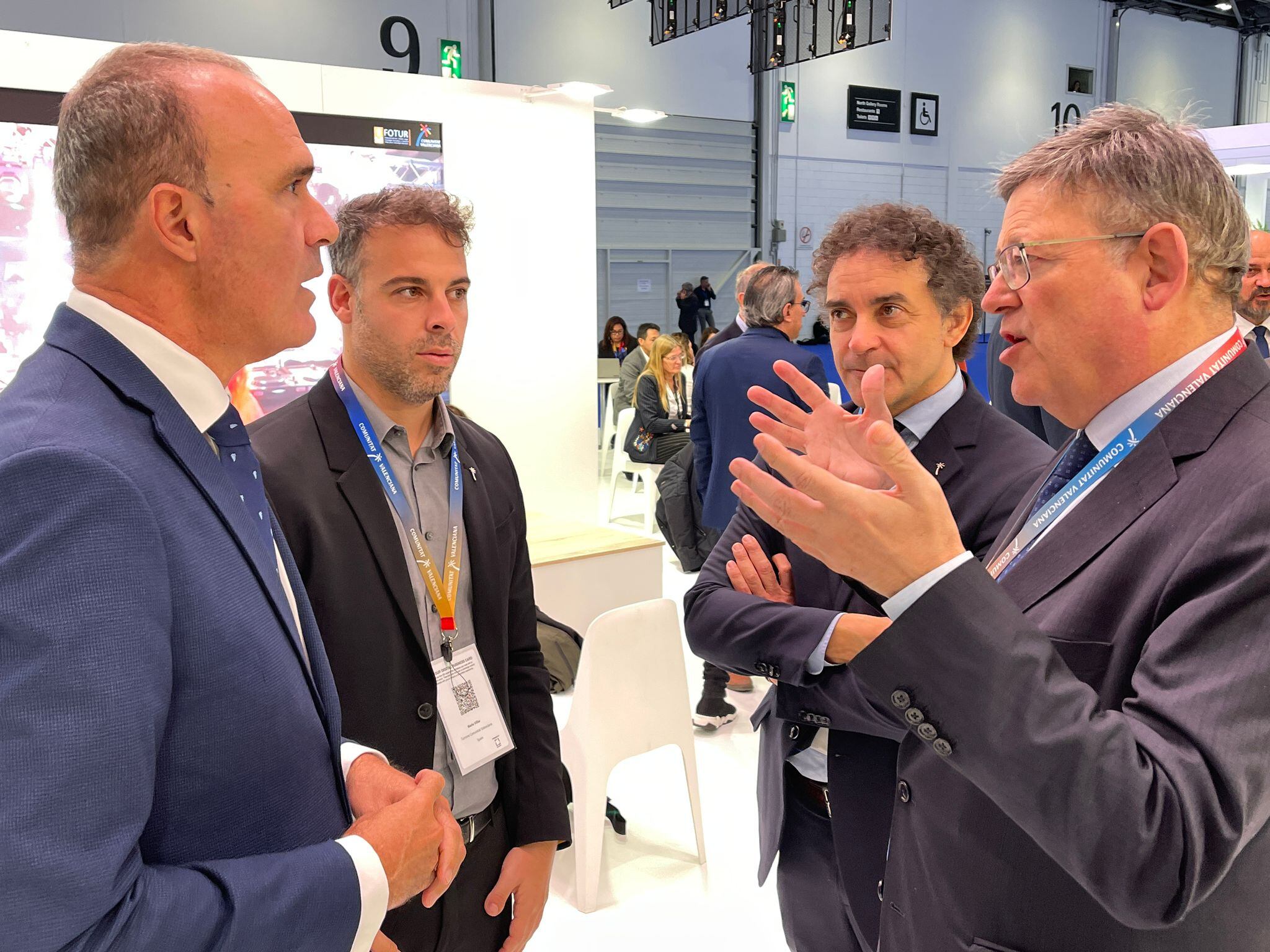 Reunión en el stand de Comunitat Valenciana entre el consejero de turismo del Cabildo de la Palma, Raúl Camacho con el president Ximo Puig y el secretario autonómico de Turismo, Francesc Colomer