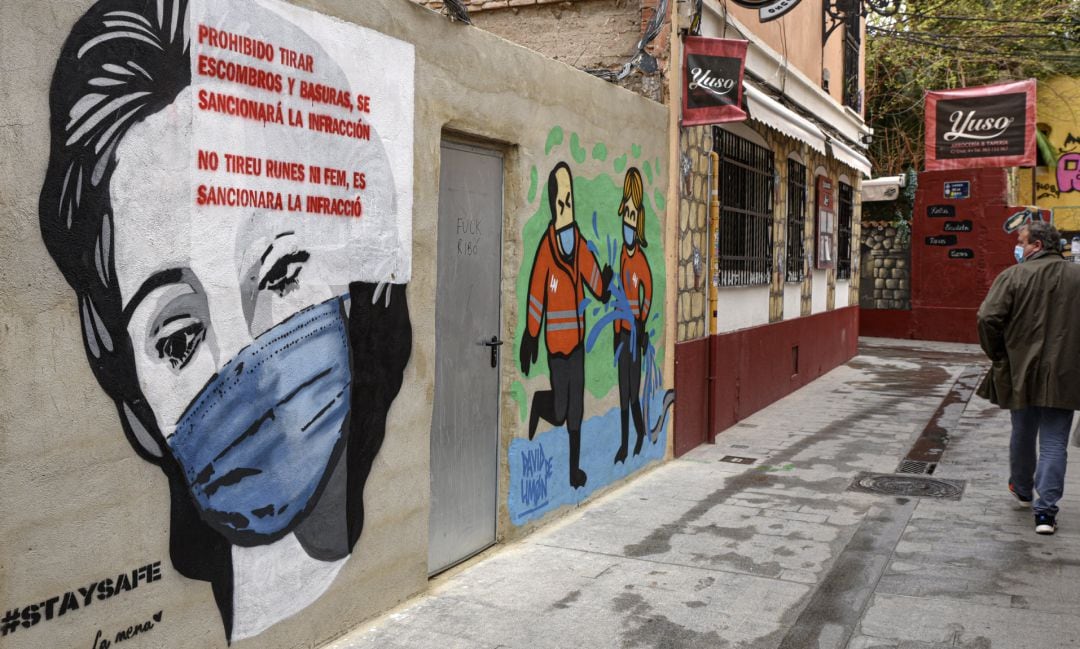 Un grafitti del artista La Nena en una vía de Valencia,