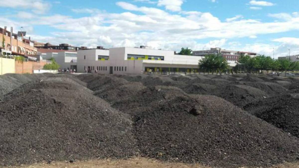 Preocupación por el acopio de asfalto en una parcela junto a un colegio y viviendas en Talavera