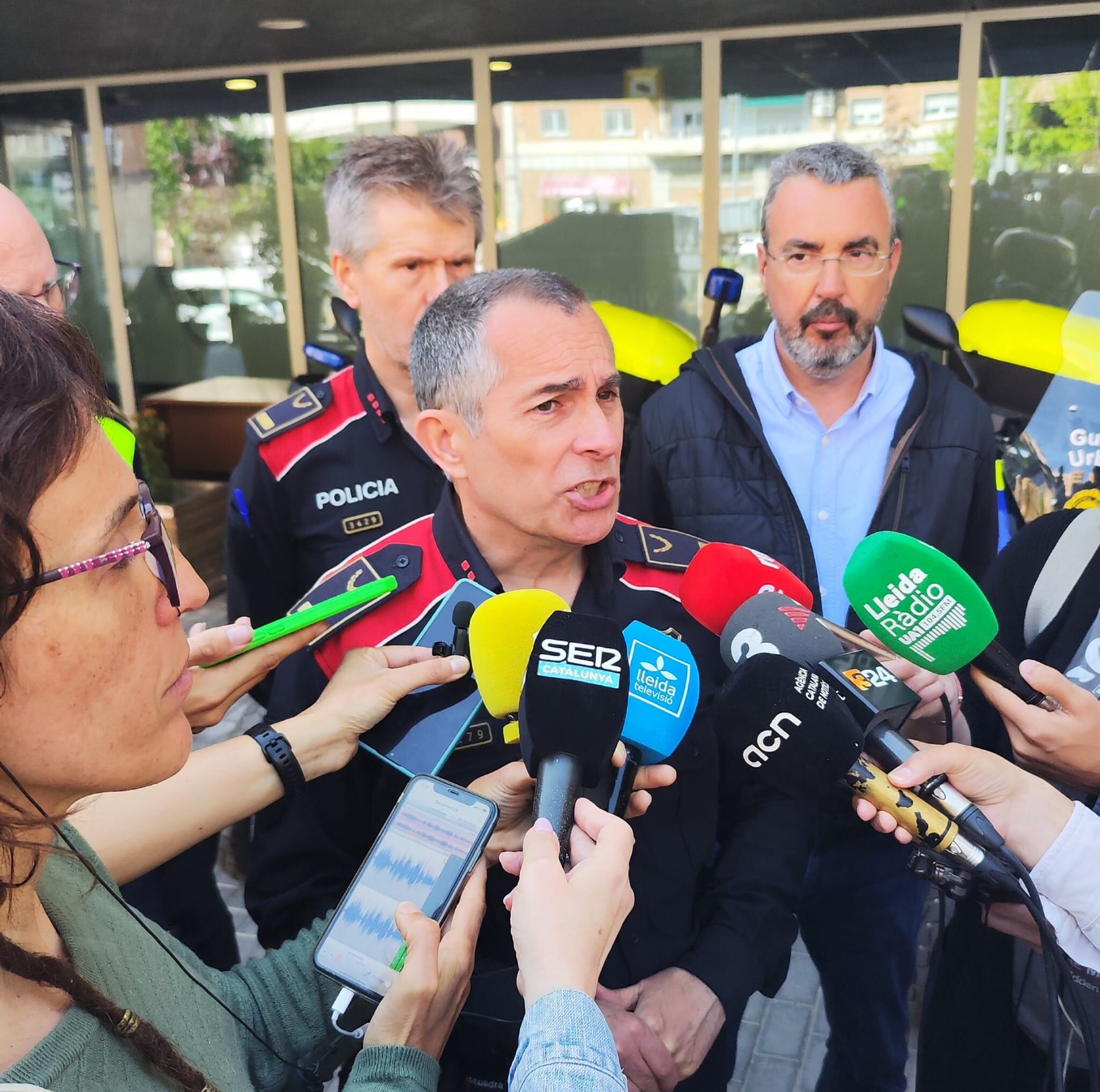 Xavier Ribelles, cap de la comissaria dels Mossos a Lleida, atenent als mitjans després de la baralla d&#039;aquesta mitjanit passada a la Mariola, amb sis agents dels Mossos ferits.