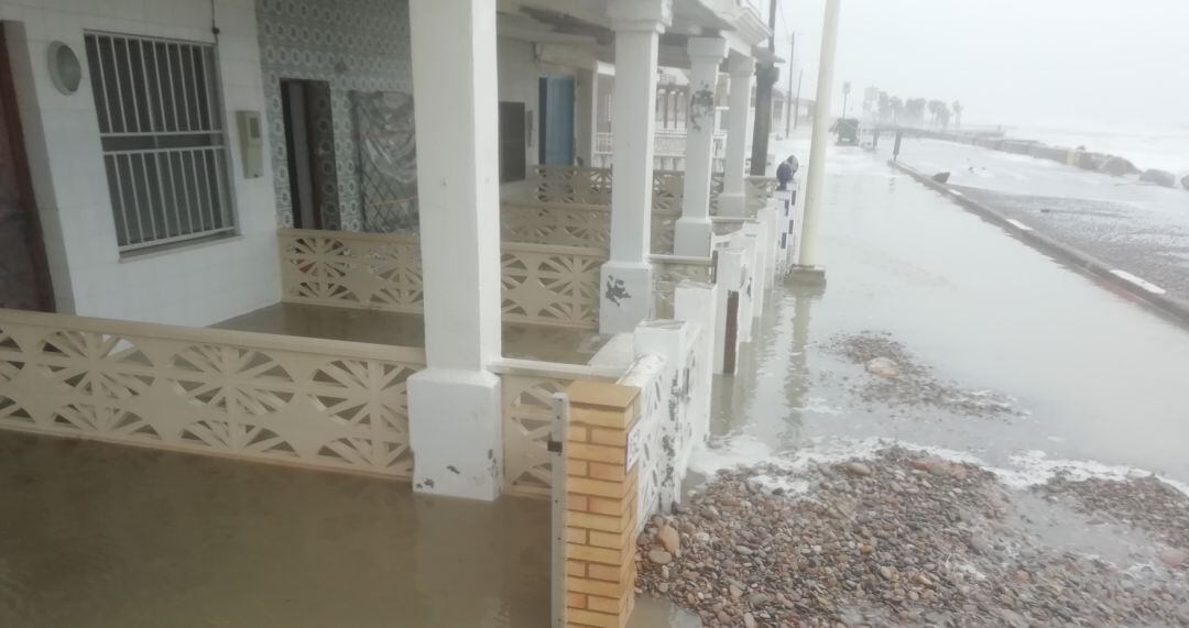 Imagen de un paseo marítimo inundado por el mar.
