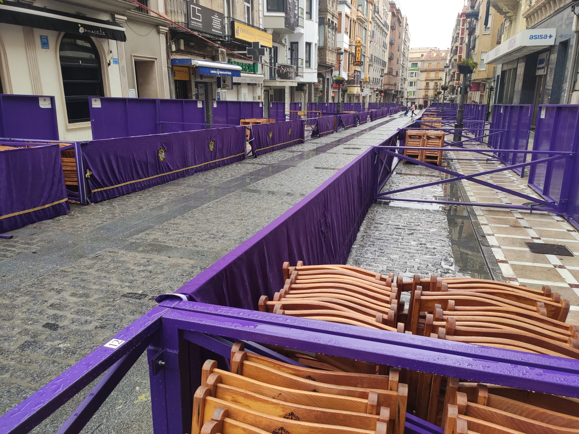 Así prácticamente ha lucido la Carrera Oficial todo el tiempo en esta lluviosa Semana Santa de 2024 en Jaén capital