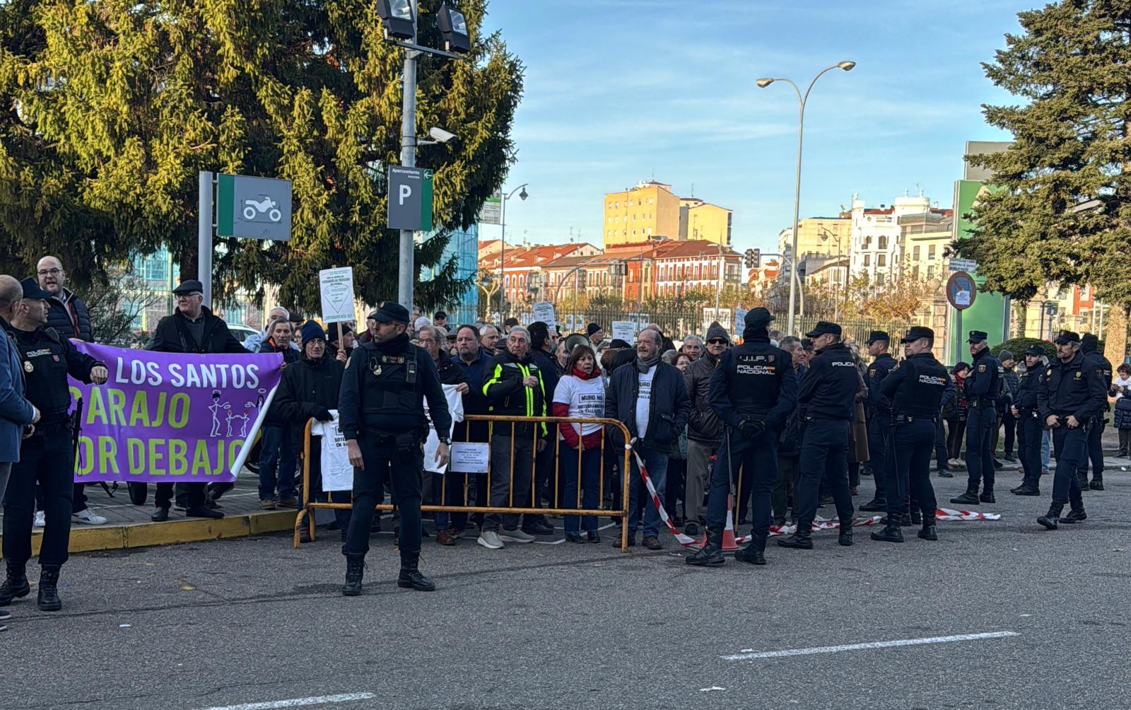 Manifestación a las puertas de la comisión de seguimiento de la SVAV