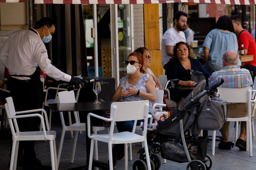 Clientes en las terrazas de los bares 