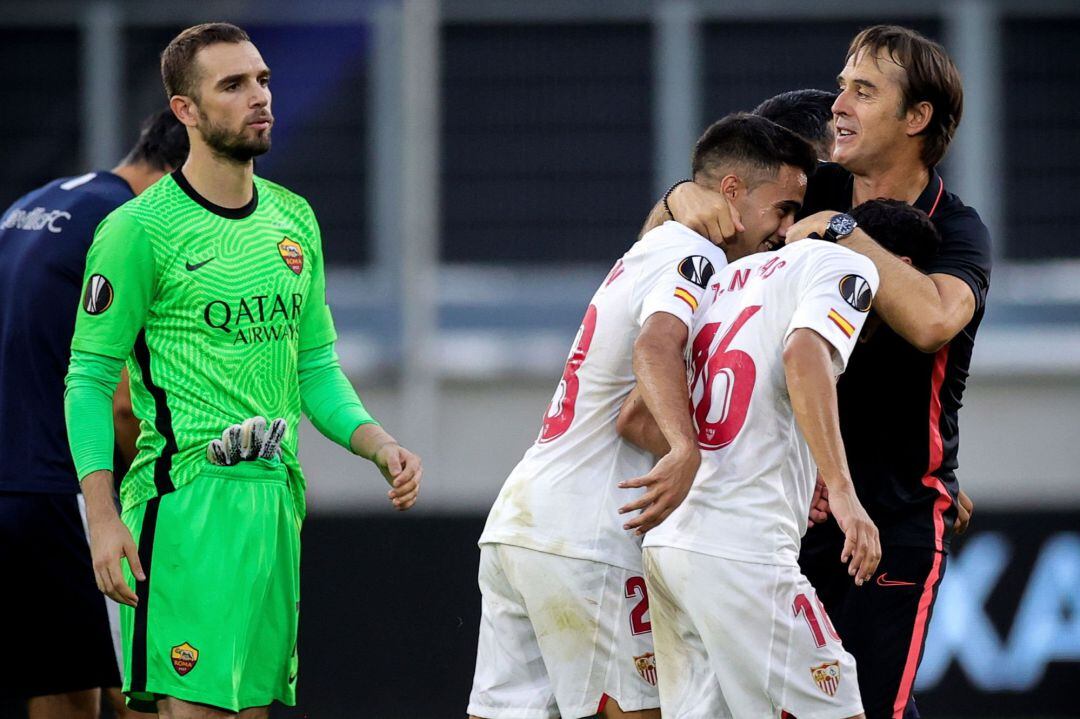 El entrenador del Sevilla, Iules Lopetegui, abraza a algunos de sus jugadores