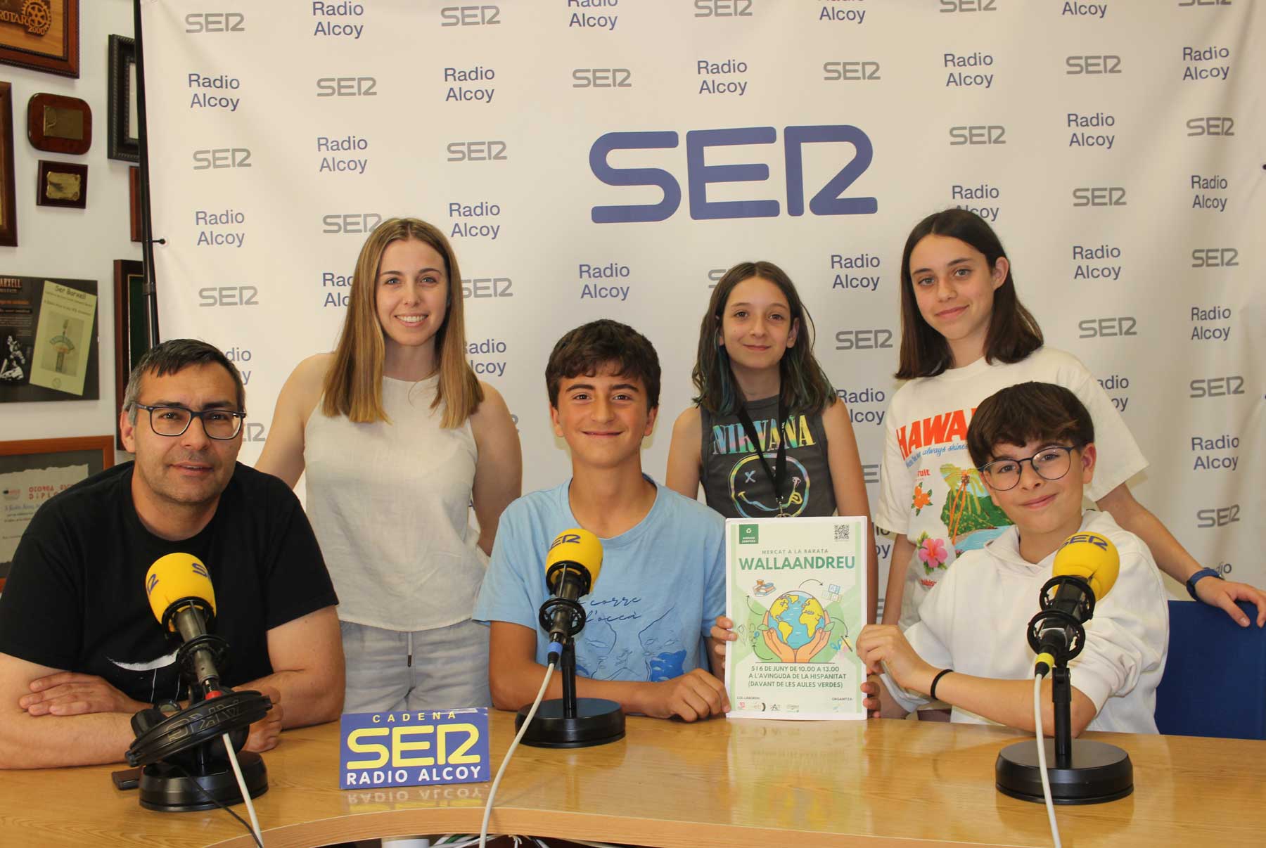 Els professors Óscar Espí i Emma Roig i els alumnes Olga Silvestre, Julia Peceño, Jaume Montava i Roger Abad, en l'estudi central de Radio Alcoy