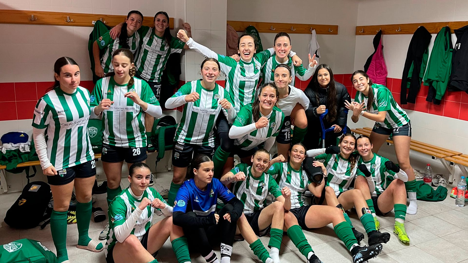 La UD Antequera celebra la victoria en Ronda