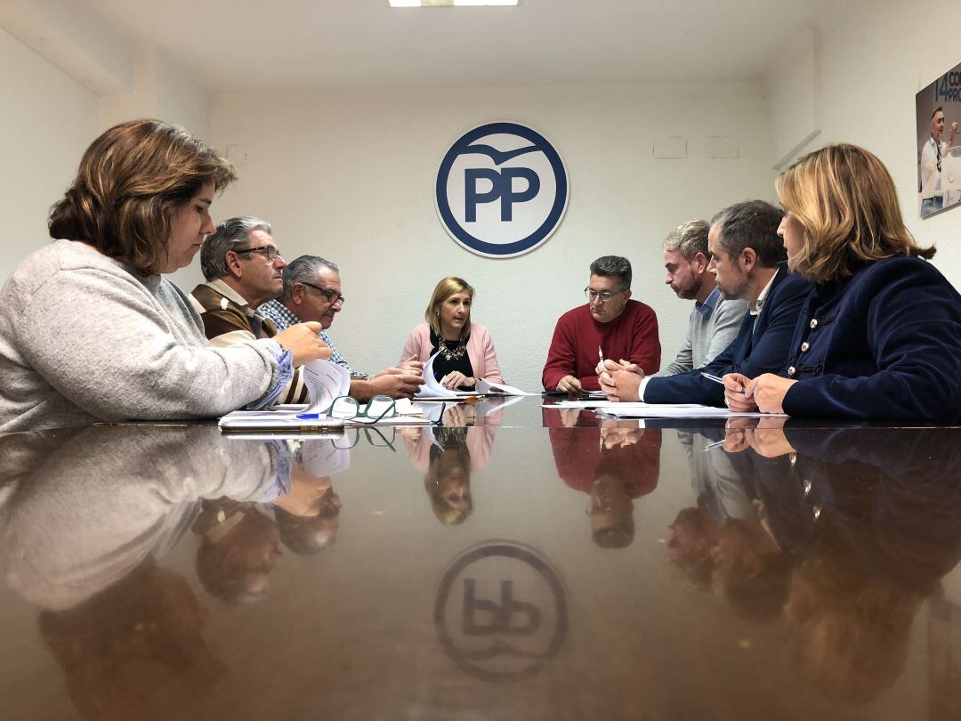 Reunión de alcaldes y portavoces populares para hablar de las desaladoras con dirigentes del PP