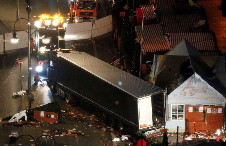 El camión tras el atropello masivo en la plaza Breitscheidplatz de Berlín, donde se encuentra el mercadillo navideño