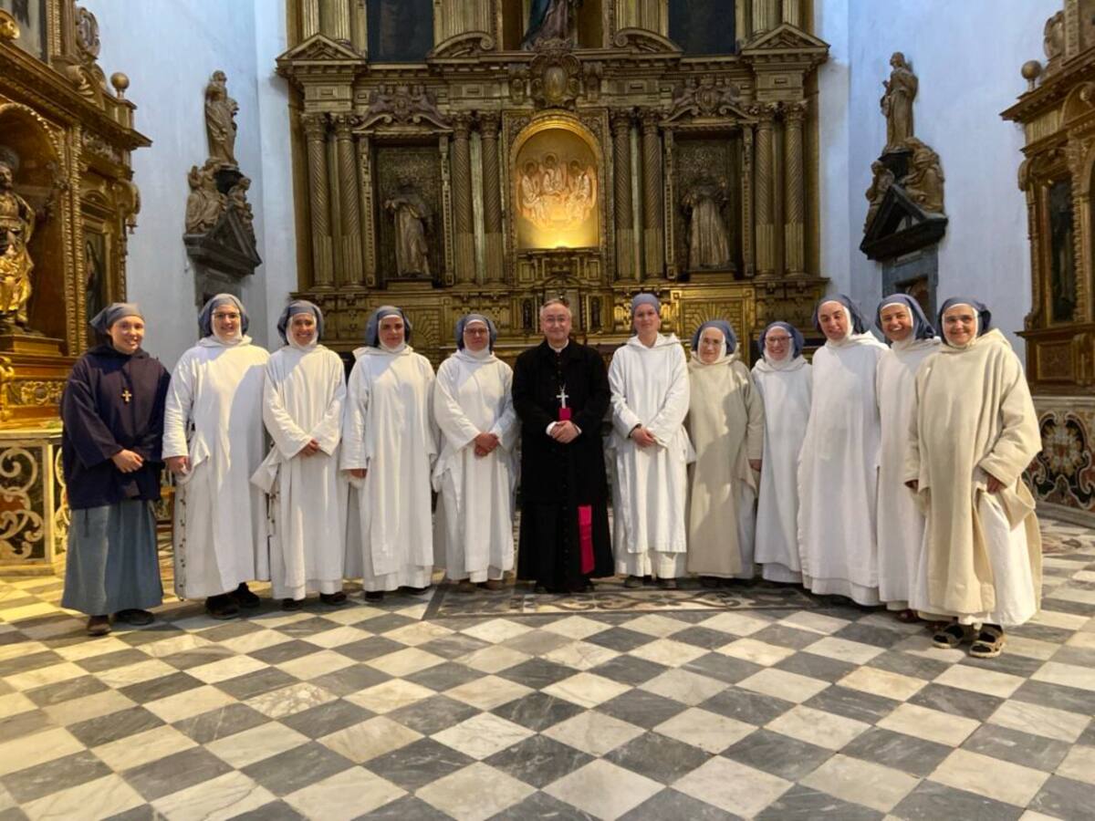 El obispo despide a las Hermanas de Belén del Monasterio de La Cartuja