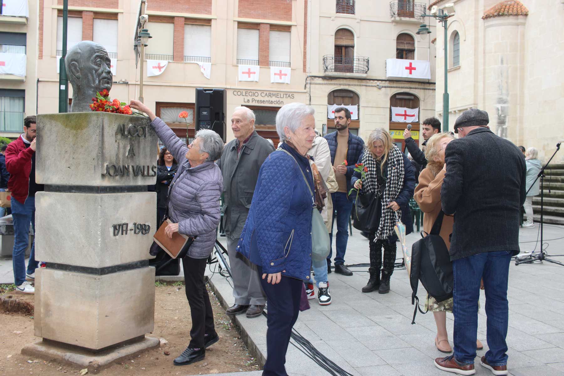 Un moment de l'ofrena de flors final al monument de Joan Valls