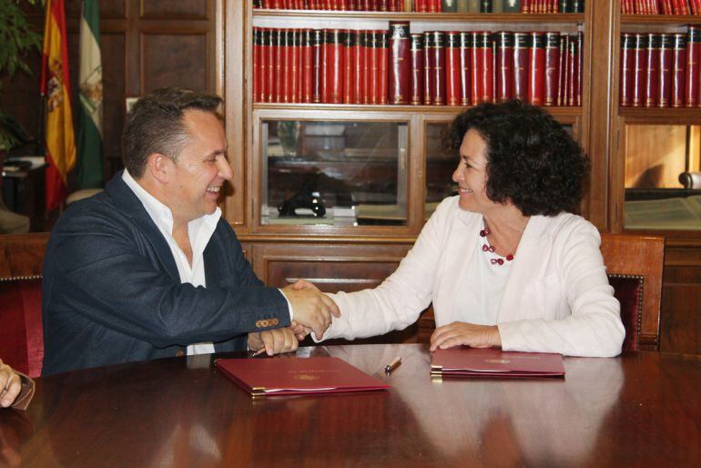 Firma del acuerdo entre el alcalde de Pinos Puente(Granada), José Enrique Medina, y la rectora de la Universidad de Granada, Pilar Aranda