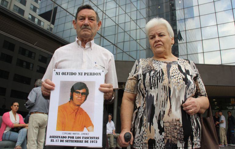 Antonio Martos i la seva esposa, amb la fotografia del seu germà Cipriano Martos, torturat i mort l&#039;any 1973