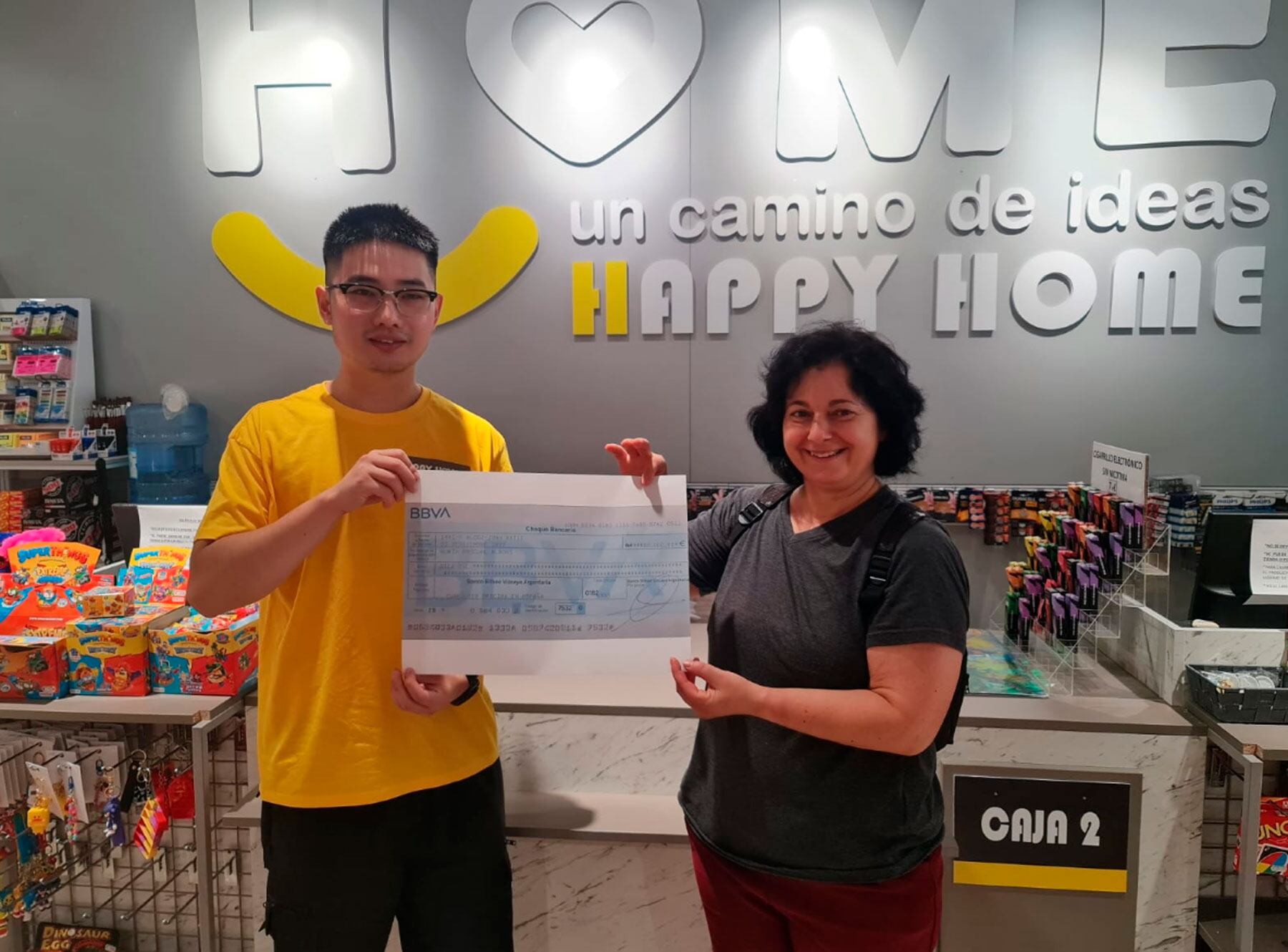 Leo y Nuria Pascual en el momento de la entrega del cheque regalo de Happy Home