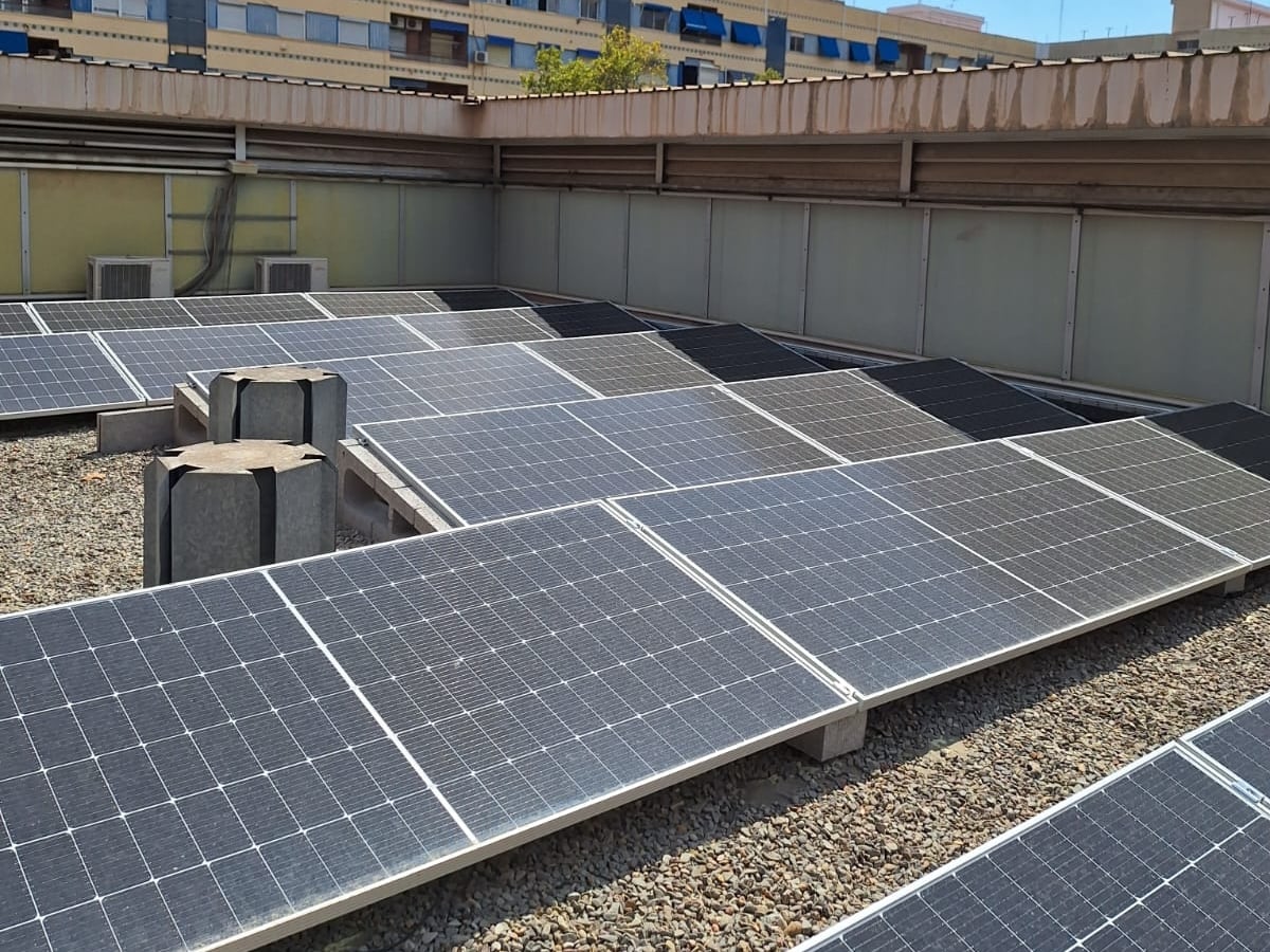 Placas fotovoltaicas instaladas en el Mercado de Benicalap (València) para el autoconsumo energético