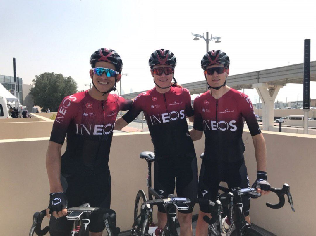 El corredor granadino, Carlos Ródriguez (d) junto a Cris Froome y Andrey Amador (i) con los colores del INEOS Team.