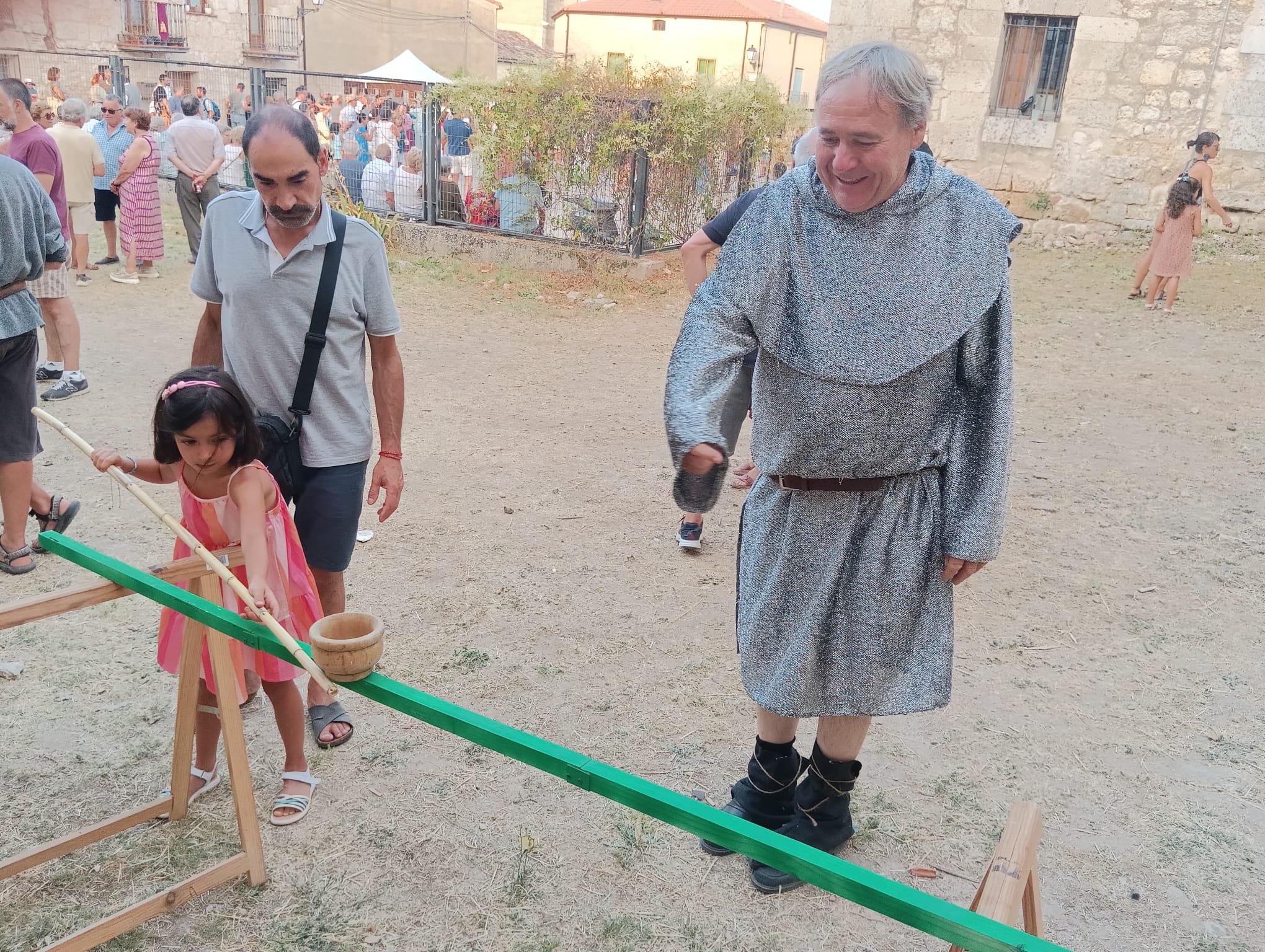 Los juegos populares tuvieron mucha aceptación entre adultos y menores. El alcalde de Guzmán, en primer plano, Luis Miguel Rodríguez García, también parece divertirse