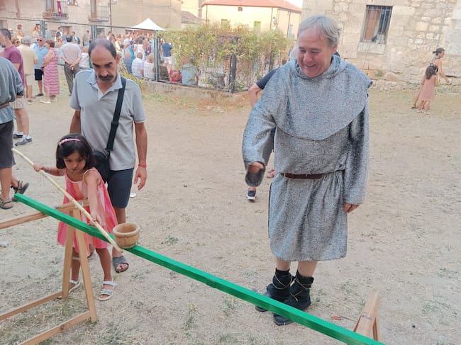 Los juegos populares tuvieron mucha aceptación entre adultos y menores. El alcalde de Guzmán, en primer plano, Luis Miguel Rodríguez García, también parece divertirse