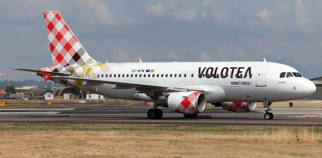 Un avión de Volotea en un aeropuerto.