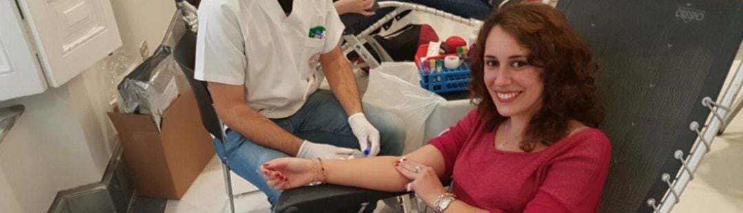  Una donante sonríe junto a un enfermero del Centro de Hemodonación