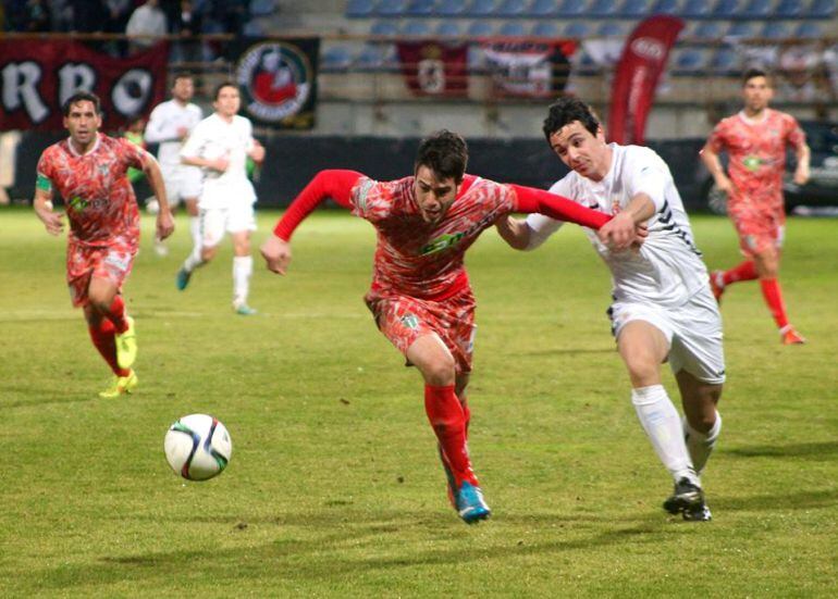 Orodea pugna con un defensa del Guijuelo