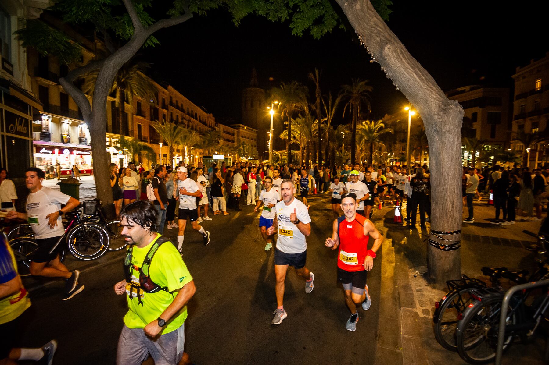 Imagen de la carrera 15K nocturna de 2022 a su paso por la plaza de la Reina de València.