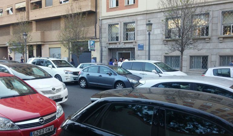 Coches en doble fila a las puertas de un colegio.