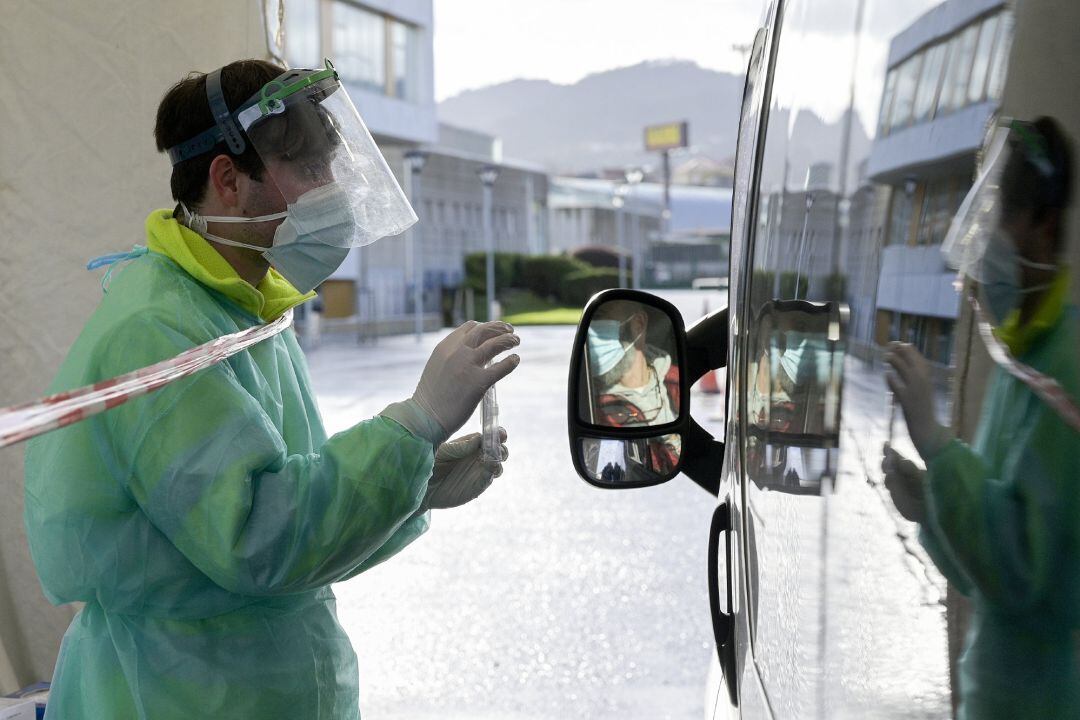 Una persona recoge su test de saliva desde el coche en la Avenida de Arsenio Iglesias en Arteixo, A Coruña, Galicia (España), a 24 de enero de 2021. El Servizo Galego de Saúde (Sergas) ha citado mediante un mensaje a los teléfonos a la población de entre