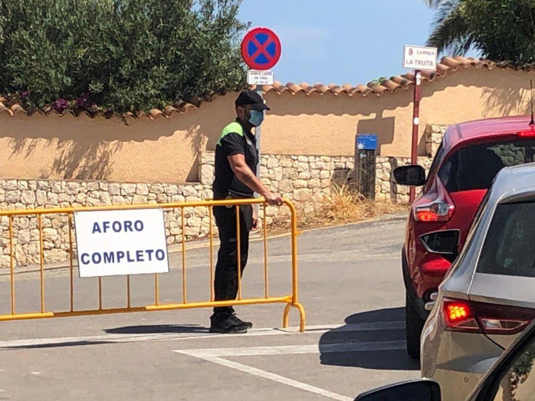 Imagen de verano de 2020, vigilancia de aforos en calas de Xàbia.