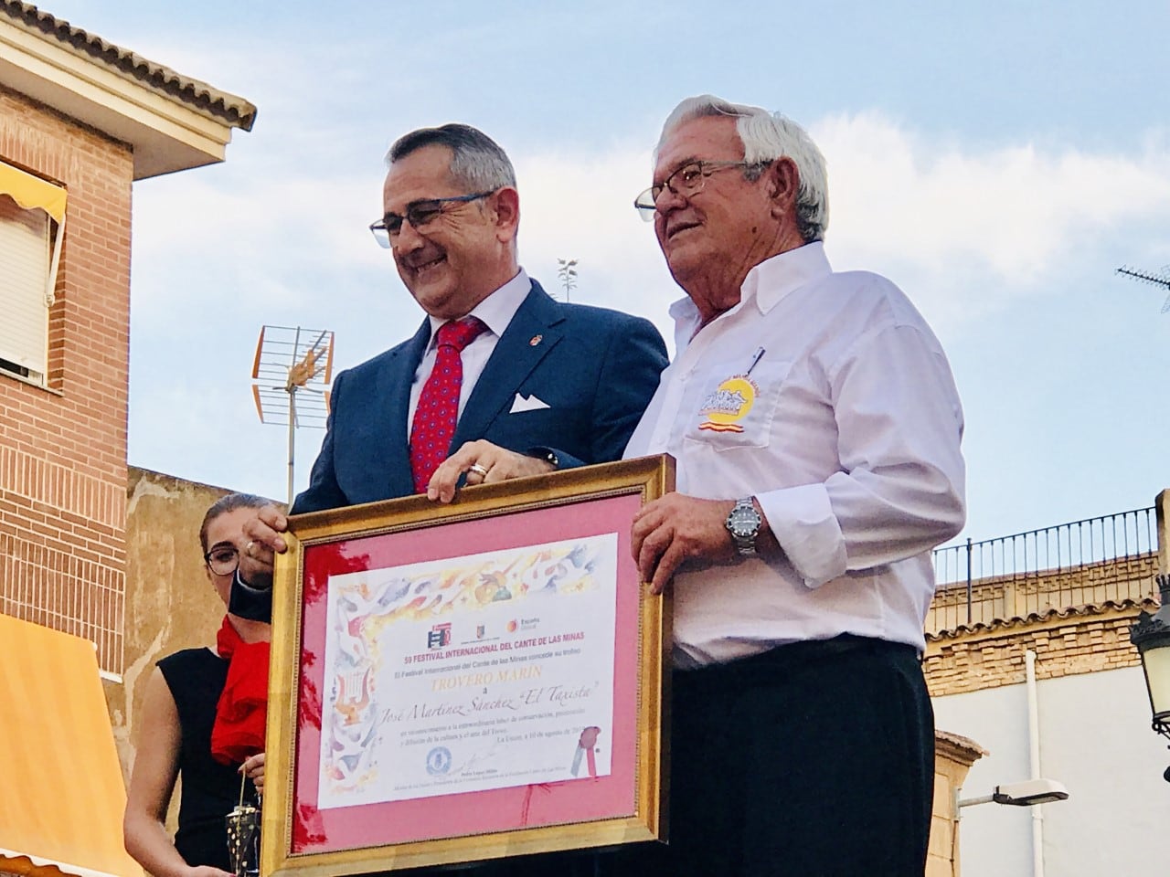 ose Martínez El Taxista recibiendo el Premio Trovero Marín del Festival del Cante de Las Minas 2019 de manos de lo alcalde de La Unión, Pedro López.