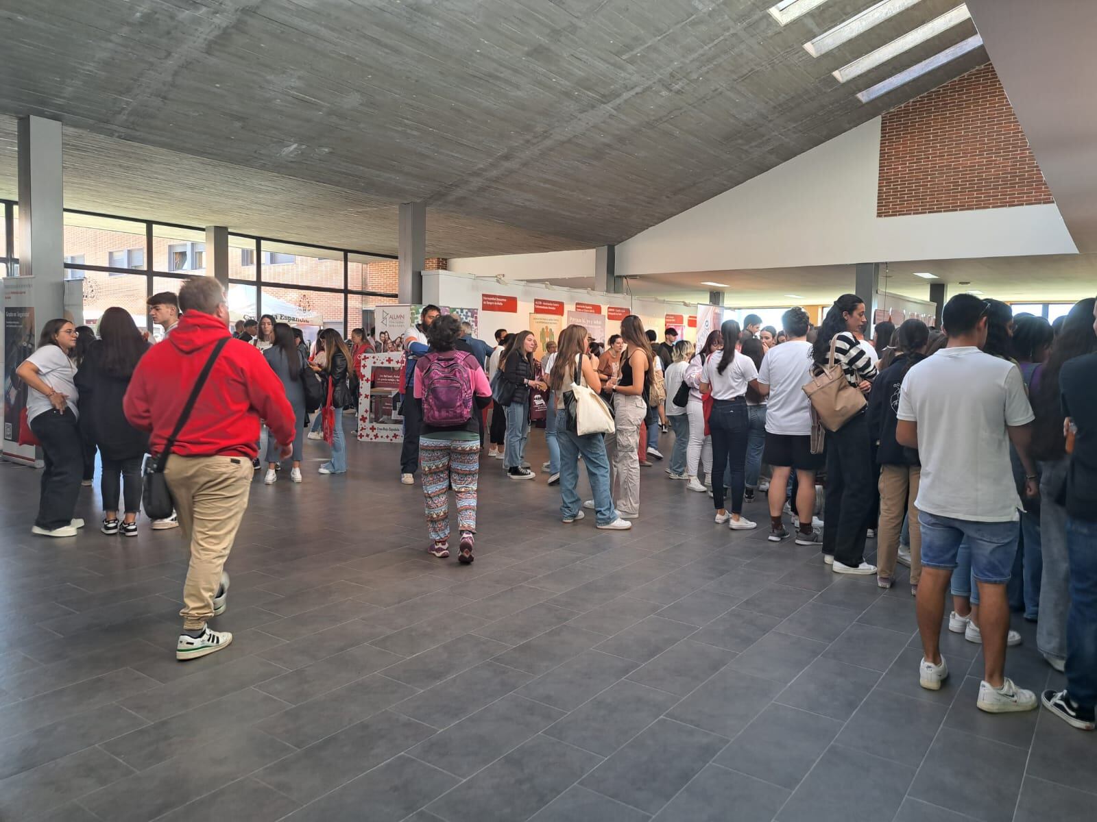 La Feria de Bienvenida se ha celebrado en el vestíbulo de la Escuela Politécnica