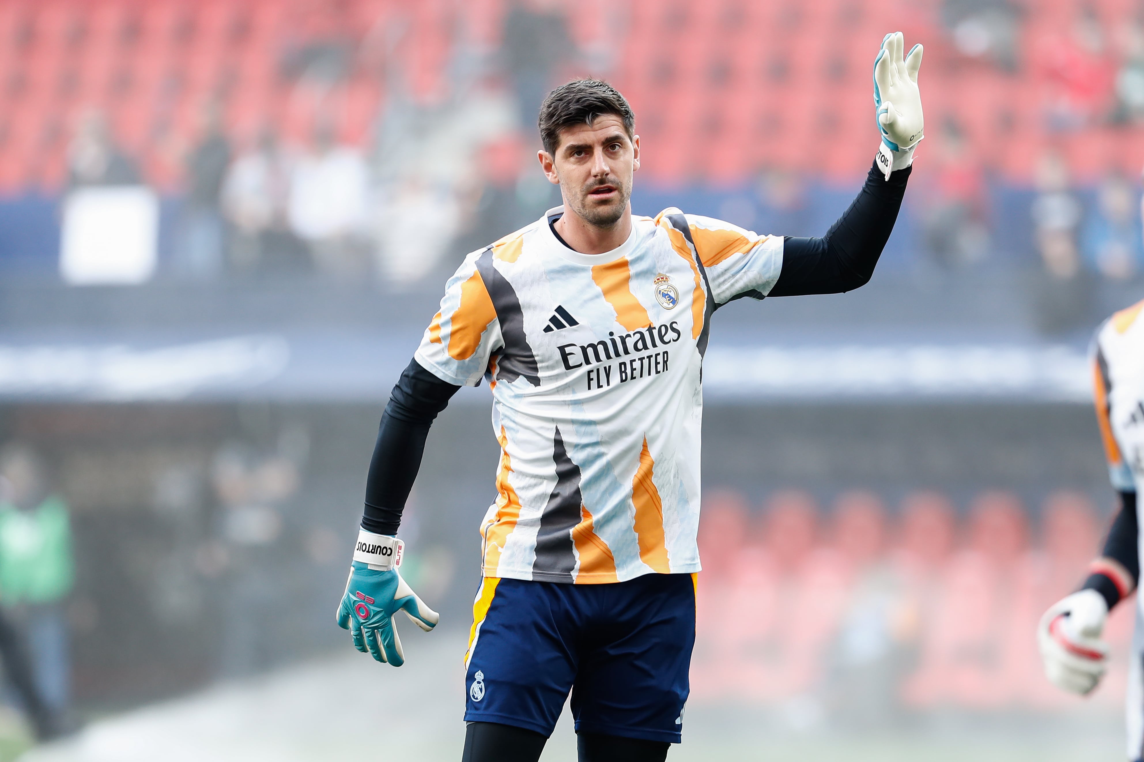 Thibaut Courtois, portero del Real Madrid, calienta en El Sadar