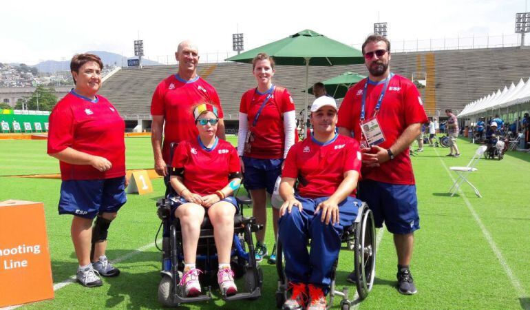 Liliana Oliveros (sentada a la izquierda) forma parque del equipo paralímpico español de tiro con arco que viajó a Río de Janeiro