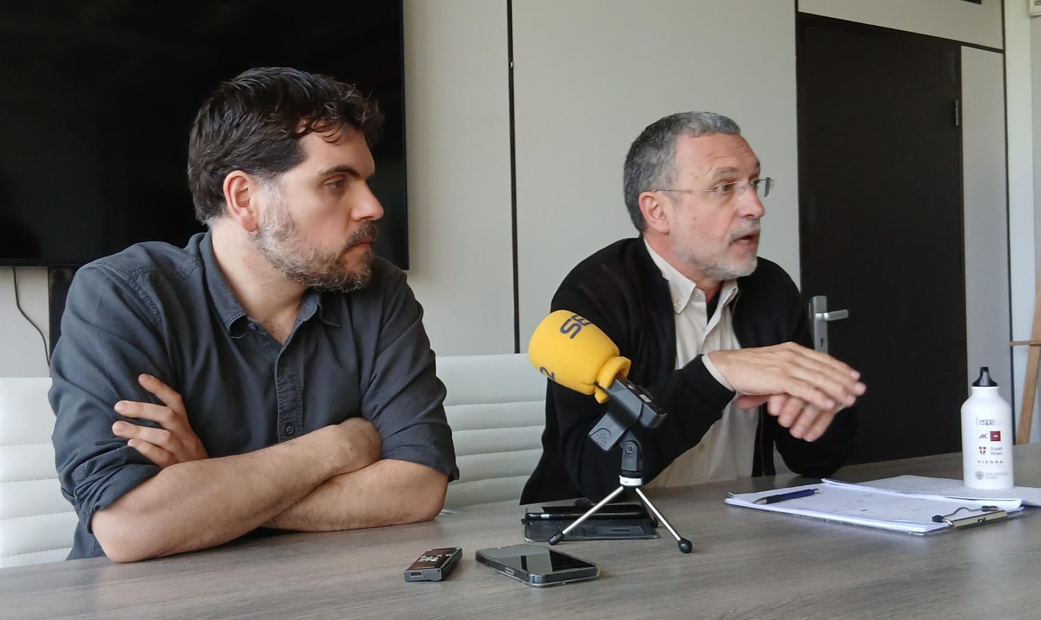 Víctor Sánchez Salmerón (Izda.) y Miguel Laparra, del Grupo de Investigación ALTER de la UPNA, en el transcurso de las jornadas de debate sobre 'La respuesta de los servicios sociales ante los nuevos riesgos de la sociedad'.