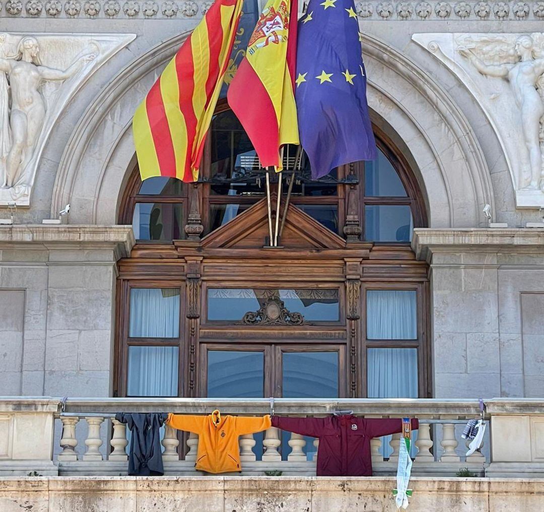 Imagen de las tres prendas de ropa que ha colgado del Ayuntamiento de València este sábado. 