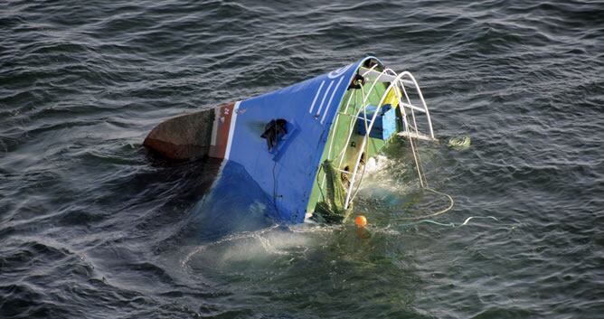 Imagen facilitada por el helicóptero de la Xunta de Galicia Pesca 2 del naufragio del arrastrero Mar Nosso.