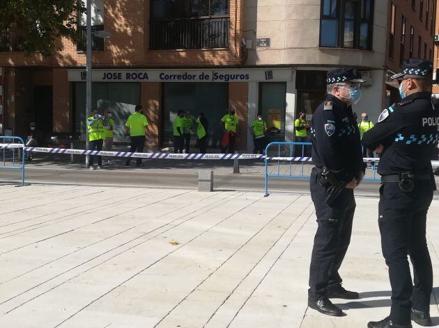 Una veintena de agentes se han concentrado en las inmediaciones donde han protagonizado una pitada durante la presentación de los vehículos.